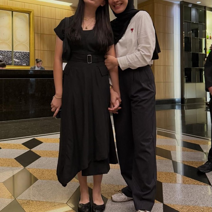 <p>Btari Embun, anak Ananda Omesh dan Dian Ayu Lestari baru saja menorehkan prestasi membanggakan di ajang World Scholar's Cup. Buat Bunda yang baru mendengarnya, World Scholar's Cup adalah kompetisi akademik internasional tahunan untuk pelajar dari berbagai negara, yang mana terdapat ujian, debat, dan kerja sama tim di dalamnya. (Foto: Instagram @dianayulestari)</p>