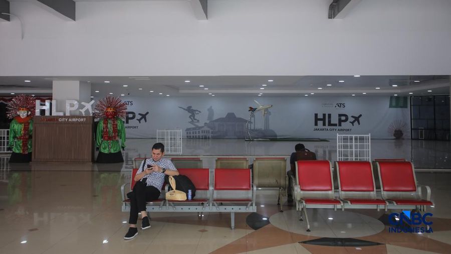 Calon penumpang yang gagal terbang meninggalkan Bandara Halim Perdanakusuma di Jakarta, setelah penghentian operasionalisasi penerbangan diperpanjang hingga pukul 18.00 WIB, Senin (7/9/2026).