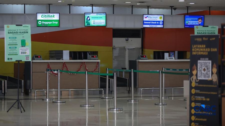 Calon penumpang yang gagal terbang meninggalkan Bandara Halim Perdanakusuma di Jakarta, setelah penghentian operasionalisasi penerbangan diperpanjang hingga pukul 18.00 WIB, Senin (7/9/2026).