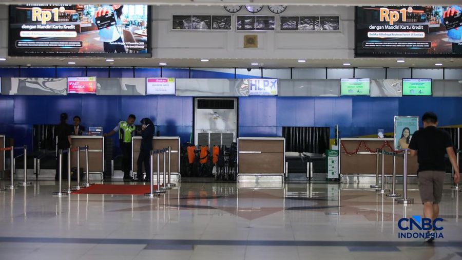 Calon penumpang yang gagal terbang meninggalkan Bandara Halim Perdanakusuma di Jakarta, setelah penghentian operasionalisasi penerbangan diperpanjang hingga pukul 18.00 WIB, Senin (7/9/2026).