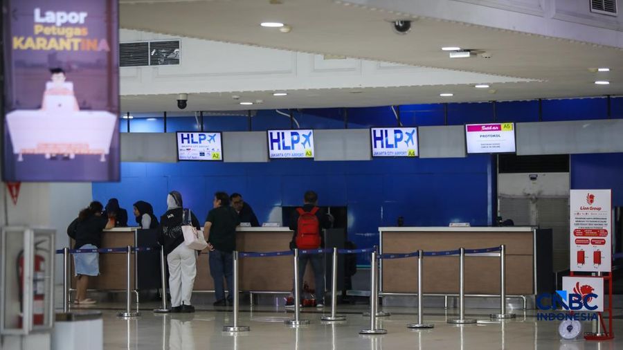 Calon penumpang yang gagal terbang meninggalkan Bandara Halim Perdanakusuma di Jakarta, setelah penghentian operasionalisasi penerbangan diperpanjang hingga pukul 18.00 WIB, Senin (7/9/2026).