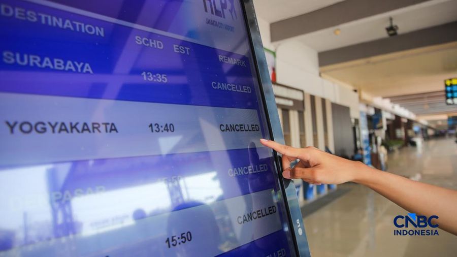 Calon penumpang yang gagal terbang meninggalkan Bandara Halim Perdanakusuma di Jakarta, setelah penghentian operasionalisasi penerbangan diperpanjang hingga pukul 18.00 WIB, Senin (7/9/2026).