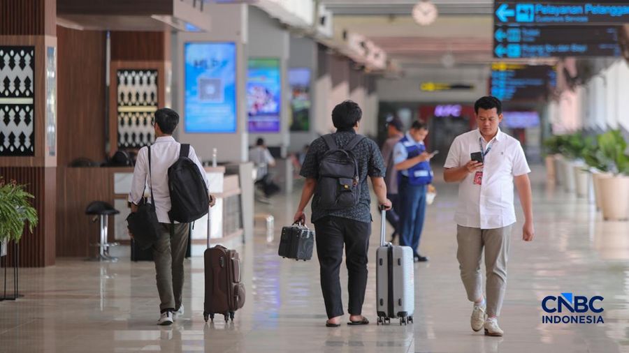 Calon penumpang yang gagal terbang meninggalkan Bandara Halim Perdanakusuma di Jakarta, setelah penghentian operasionalisasi penerbangan diperpanjang hingga pukul 18.00 WIB, Senin (7/9/2026).(CNBC Indonesia/Faisal Rahman)