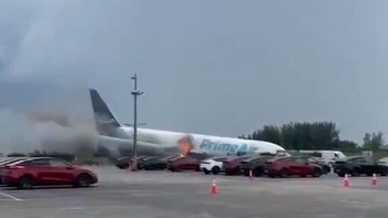 Detik-detik Pesawat Kargo Tergelincir Saat Mendarat di Miami