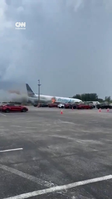 Detik-detik Pesawat Kargo Tergelincir Saat Mendarat di Miami