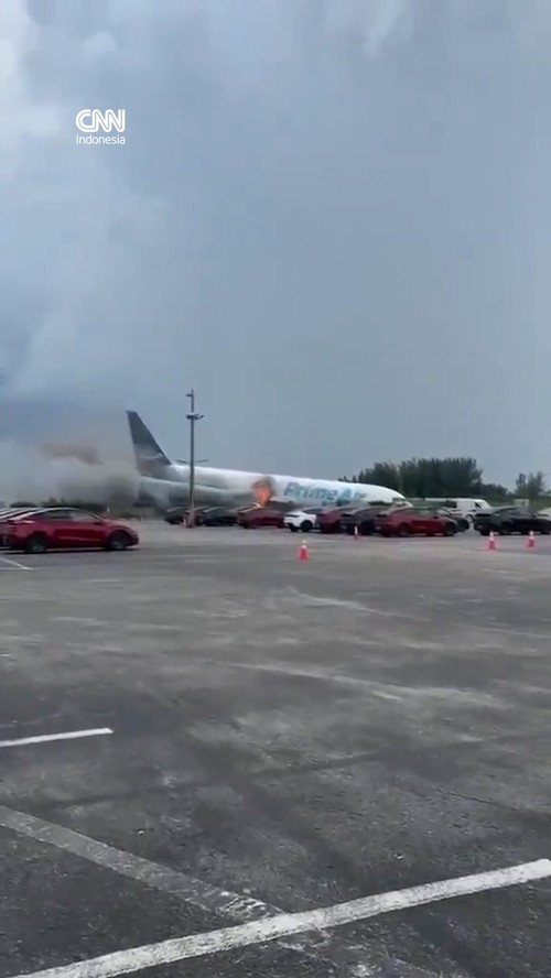 Detik-detik Pesawat Kargo Tergelincir Saat Mendarat di Miami