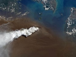 Anak Krakatau Kembali Erupsi Siang Ini, Total 4 Kali Sejak Pagi