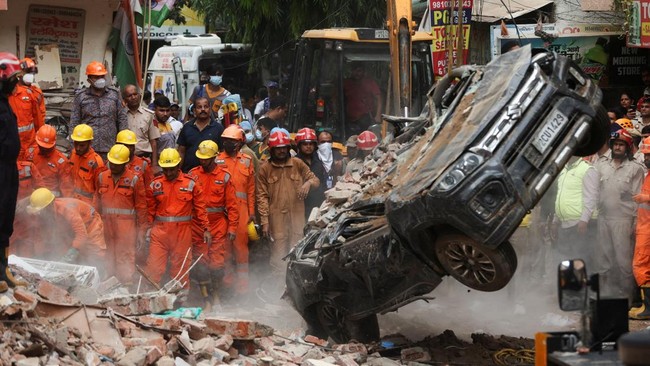 Mobil Jadi Gepeng, Potret Bangunan 6 Lantai Tiba-Tiba Roboh