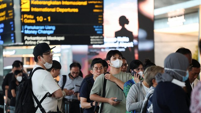 Potret Penumpang di Bandara Soetta Lelah Nunggu Pesawat, Koper Numpuk