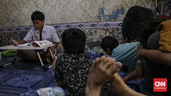 Sejumlah pelajar mengikuti Pembelajaran Jarak Jauh (PJJ) dari rumah setelah sebaran abu vulkanik Gunung Anak Krakatau terdeteksi mencapai wilayah Jakarta dan Bogor, Senin (7/9). (CNN Indonesia/Febria Adha L)