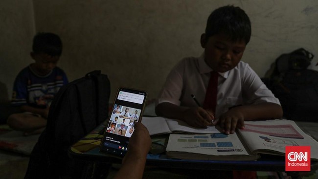 Sejumlah pelajar mengikuti Pembelajaran Jarak Jauh (PJJ) dari rumah setelah sebaran abu vulkanik Gunung Anak Krakatau terdeteksi mencapai wilayah Jakarta dan Bogor, Senin (7/9). (CNN Indonesia/Febria Adha L)