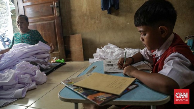 Sejumlah pelajar mengikuti Pembelajaran Jarak Jauh (PJJ) dari rumah setelah sebaran abu vulkanik Gunung Anak Krakatau terdeteksi mencapai wilayah Jakarta dan Bogor, Senin (7/9). (CNN Indonesia/Febria Adha L)