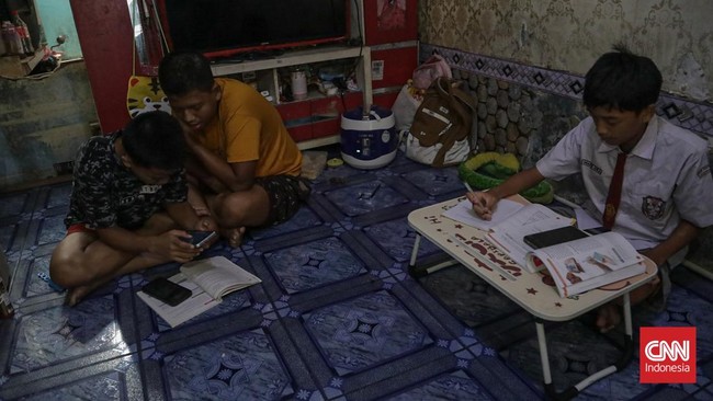 Sejumlah pelajar mengikuti Pembelajaran Jarak Jauh (PJJ) dari rumah setelah sebaran abu vulkanik Gunung Anak Krakatau terdeteksi mencapai wilayah Jakarta dan Bogor, Senin (7/9). (CNN Indonesia/Febria Adha L)
