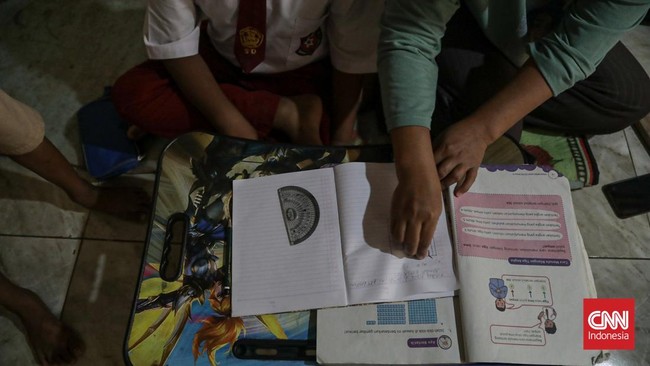 Sejumlah pelajar mengikuti Pembelajaran Jarak Jauh (PJJ) dari rumah setelah sebaran abu vulkanik Gunung Anak Krakatau terdeteksi mencapai wilayah Jakarta dan Bogor, Senin (7/9). (CNN Indonesia/Febria Adha L)
