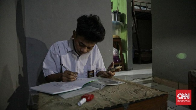 Sejumlah pelajar mengikuti Pembelajaran Jarak Jauh (PJJ) dari rumah setelah sebaran abu vulkanik Gunung Anak Krakatau terdeteksi mencapai wilayah Jakarta dan Bogor, Senin (7/9). (CNN Indonesia/Febria Adha L)