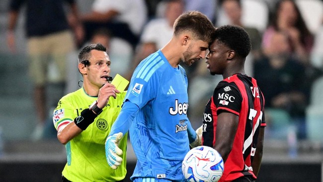 Soccer Football - Serie A - Juventus v AC Milan - Allianz Stadium, Turin, Italy - September 6, 2026 Juventus' Guglielmo Vicario clashes with AC Milan's Alphadjo Cisse REUTERS/Daniele Mascolo     TPX IMAGES OF THE DAY