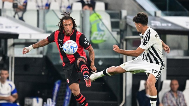 Soccer Football - Serie A - Juventus v AC Milan - Allianz Stadium, Turin, Italy - September 6, 2026 AC Milan's Diego Moreira in action with Juventus' Kerim Alajbegovic REUTERS/Daniele Mascolo