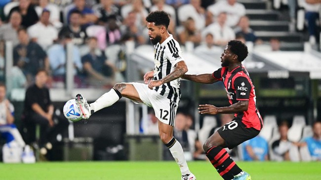 Soccer Football - Serie A - Juventus v AC Milan - Allianz Stadium, Turin, Italy - September 6, 2026 Juventus' Douglas Luiz in action with AC Milan's Yunus Musah REUTERS/Daniele Mascolo