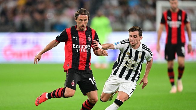 Soccer Football - Serie A - Juventus v AC Milan - Allianz Stadium, Turin, Italy - September 6, 2026 Juventus' Francisco Conceicao in action with AC Milan's Luka Modric REUTERS/Daniele Mascolo