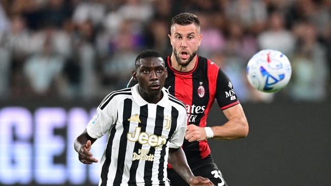 Soccer Football - Serie A - Juventus v AC Milan - Allianz Stadium, Turin, Italy - September 6, 2026 Juventus' Randal Kolo Muani in action with AC Milan's Strahinja Pavlovic REUTERS/Daniele Mascolo