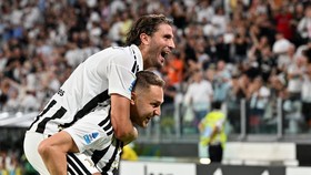 Soccer Football - Serie A - Juventus v Parma - Allianz Stadium, Turin, Italy - August 29, 2026 Juventus' Teun Koopmeiners celebrates scoring their second goal with Manuel Locatelli REUTERS/Jennifer Lorenzini