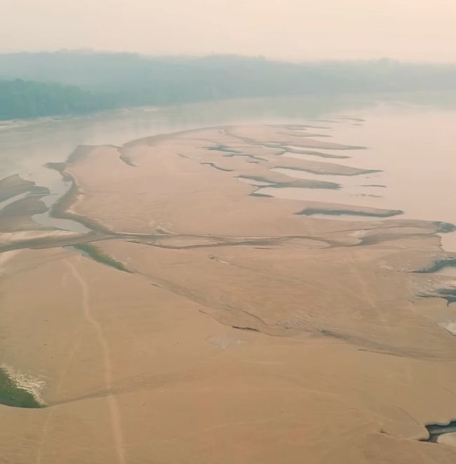 Kekeringan sungai Kapuas. (Ist Instagram atr.drone) Kekeringan sungai Kapuas. (Ist Instagram atr.drone)