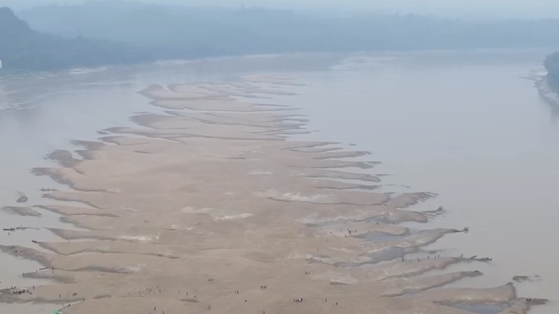Kekeringan sungai Kapuas. (Ist Instagram atr.drone)