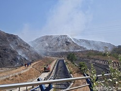 Puluhan Warga Plesungan Mengungsi Imbas Asap Kebakaran TPA Putri Cempo