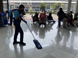 Cerita Petugas Kebersihan Kerja Keras Bersihkan Abu Tebal Bandara Soetta
