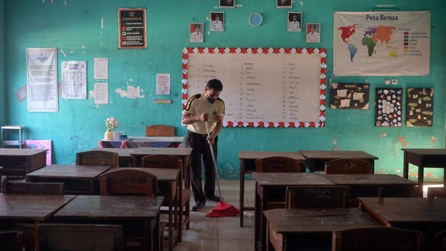 Penjaga sekolah membersihkan lantai dari abu vulkanik Gunung Anak Krakatau di SMP Negeri 1 Kalianda, Kabupaten Lampung Selatan, Lampung, Senin (7/9/2026). Pembersihan dilakukan untuk mencegah penumpukan abu vulkanik dan mempersiapkan sekolah jika pem