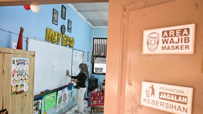 Wali murid membersihkan ruang kelas dari abu vulkanik di SDN Pondok Labu 14 Pagi, Jakarta, Senin (7/9/2026). Pihak sekolah melibatkan komite wali murid untuk membantu membersihkan sekolah dari abu vulkanik akibat erupsi Gunung Anak Krakatau. ANTARA F