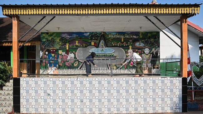 Wali murid membersihkan lokasi dari abu vulkanik di SDN Pondok Labu 14 Pagi, Jakarta, Senin (7/9/2026). Pihak sekolah melibatkan komite wali murid untuk membantu membersihkan sekolah dari abu vulkanik akibat erupsi Gunung Anak Krakatau. ANTARA FOTO/S
