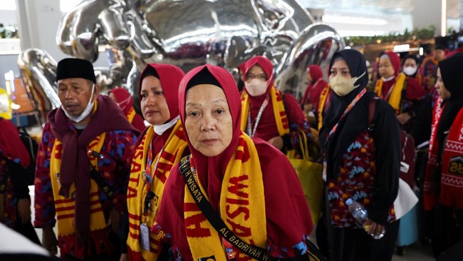 Muslim hajj pilgrims wait at terminal as Soekarno-Hatta International Airport closed its operations due to the eruption of the Mount Anak Krakatau volcano, in Tangerang, near Jakarta, Indonesia, September 7, 2026. REUTERS/Ajeng Dinar Ulfiana