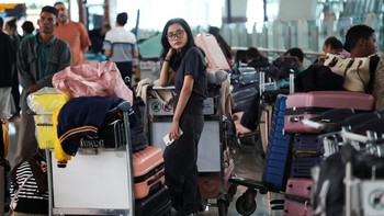 A stranded passenger looks on while at terminal as Soekarno-Hatta International Airport closed its operations due to the eruption of the Mount Anak Krakatau volcano, in Tangerang, near Jakarta, Indonesia, September 7, 2026. REUTERS/Ajeng Dinar Ulfian