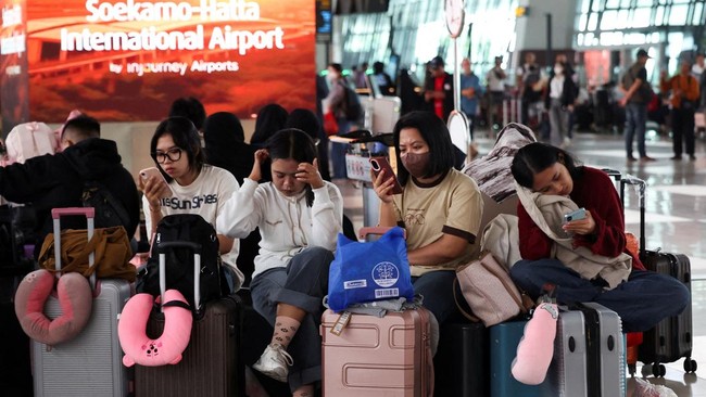Stranded passengers wait at terminal as Soekarno Hatta International Airport closed its operations due to the eruption of the Mount Anak Krakatau volcano, in Tangerang, near Jakarta, Indonesia, September 7, 2026. REUTERS/Ajeng Dinar Ulfiana