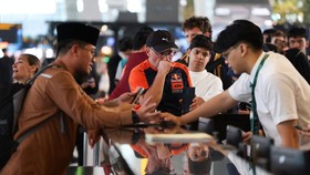 Stranded passengers talk with a customer service officer at terminal as Soekarno-Hatta International Airport closed its operations due to the eruption of the Mount Anak Krakatau volcano, in Tangerang, near Jakarta, Indonesia, September 7, 2026. REUTE