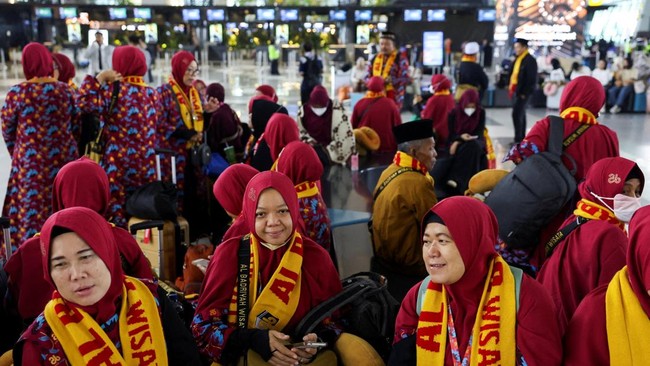 Jemaah umrah menunggu di terminal saat Bandara Internasional Soekarno-Hatta ditutup operasinya akibat letusan gunung berapi Gunung Anak Krakatau, di Tangerang, dekat Jakarta, Indonesia, 7 September 2026. REUTERS/Ajeng Dinar Ulfiana