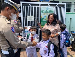 Polisi Bagi Masker di Cimahi Antisipasi Abu Anak Krakatau