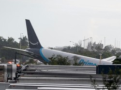 Ngeri Pesawat Kargo Tabrak Mobil Tewaskan 5 Orang di Miami