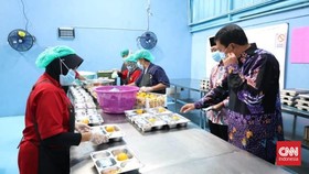 Sebanyak 316 Satuan Pelayanan Pemenuhan Gizi (SPPG) di Kabupaten Tangerang mengubah skema distribusi Makan Bergizi Gratis (MBG) selama penerapan Pembelajaran Jarak Jauh (PJJ) akibat erupsi Gunung Anak Krakatau.
