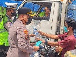 Polisi Bagi-bagi Masker ke Warga Terdampak Abu Vulkanik Anak Krakatau di Serang