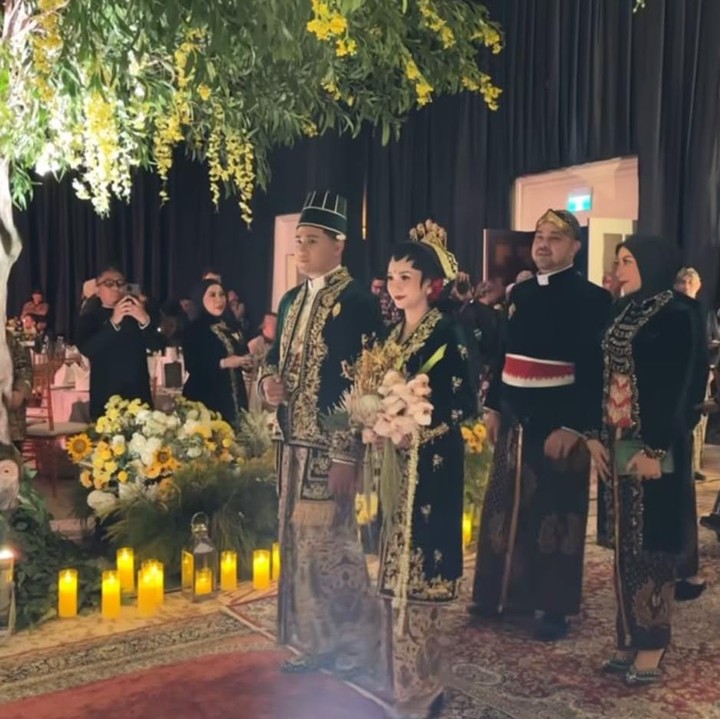 <p>Tak hanya itu, Sultan juga mendampingi sang istri saat mengantar putra dan menantunya berjalan ke arah pelaminan dengan mengenakan busana adat Jawa, Bunda.&nbsp;(Foto: Instagram @djorghisultan)</p>