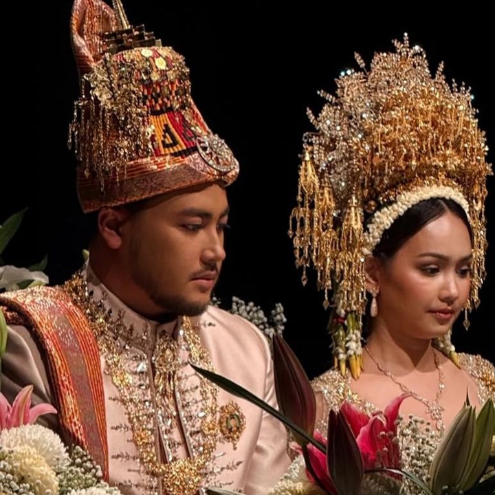 <p>Kebahagiaan menyelimuti keluarga Annisa Trihapsari. Putranya, Rafi Pangestu, dari pernikahan dengan Adjie Pangestu, baru saja melangsungkan pernikahan. (Foto: Instagram @aqueneazizdjorghi)</p>