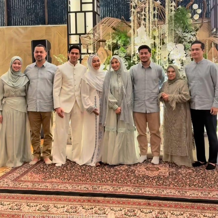 <p>Sementara itu Adjie Pangestu tampak hadir dalam momen pengajian menjelang pernikahan putranya. Bahkan, ia mengabadikan foto bersama keluarga Annisa dan Sultan.&nbsp;(Foto: Instagram @annisa_trihapsari)</p>