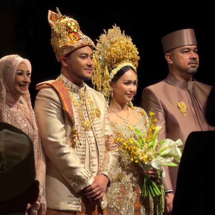 <p>Dalam sebuh unggahan, Rafi terlihat didampingi ayah sambungnya, Sultan Djorghi, di pelaminan. &ldquo;Selamat menikah Rafi &amp; Nabila <em>@rafipangestu,</em>&rdquo; tulis Sulta, dikutip dari laman Instagram <em>@djorghisultan,</em> Senin (7/9/2026).&nbsp;(Foto: Instagram @djorghisultan)</p>