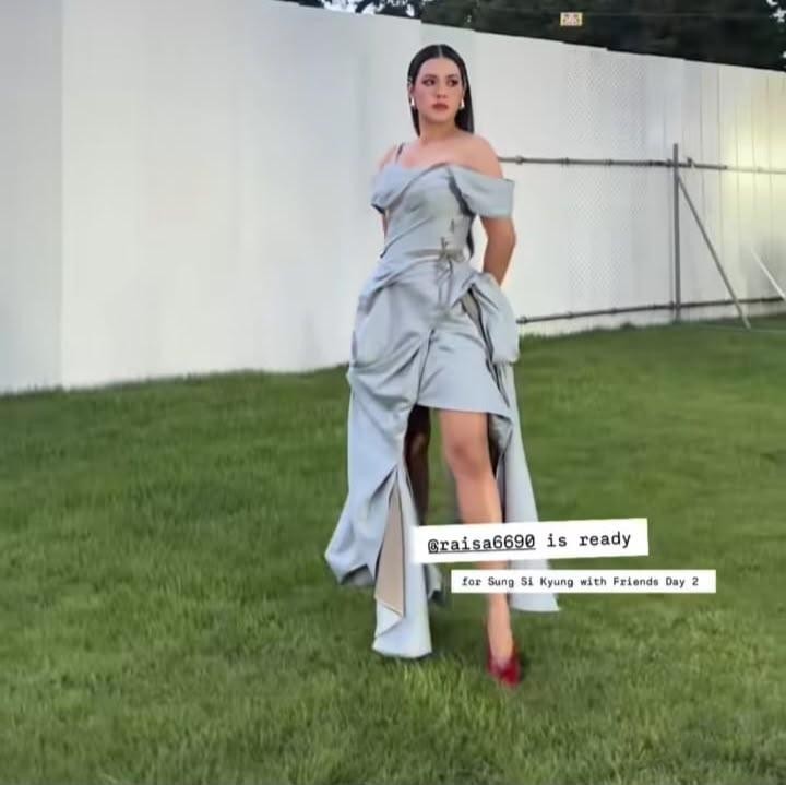<p>Bunda satu anak ini tampil menawan dalam balutan <em>dress off shoulder</em> berwarna silver untuk penampilannya selama dua hari dalam konser yang bertajuk <em>Sung Si Kyung with Friends</em>.&nbsp;(Foto: Instagram @raisa6690)</p>