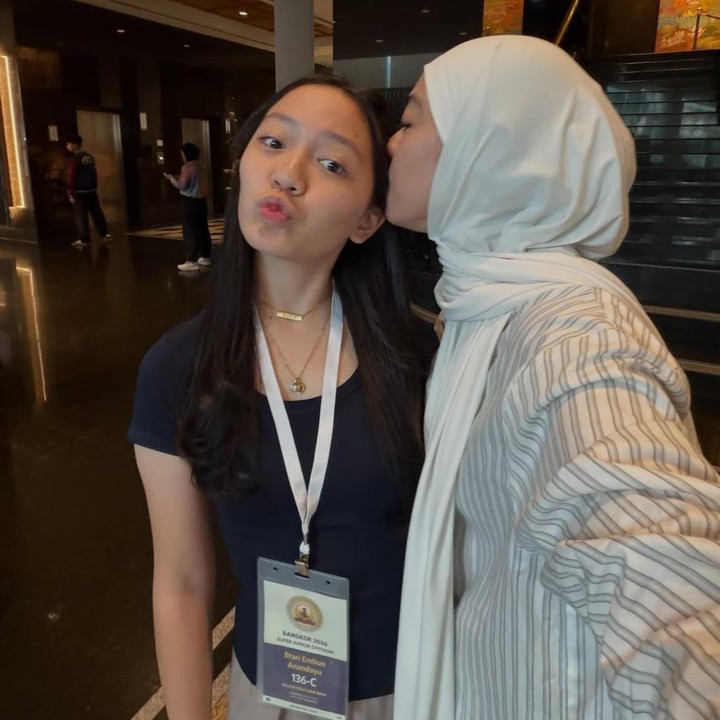 <p>Ungkapan bangga diucap Bunda tiga anak ini di media sosial miliknya. Ia juga mengungkap perjuangan sang anak untuk mempersiapkan kompetisi tersebut. "Masyaallahh tabarakallaahh kakakk @btariembun__ !! Abi umi dan adek adekk selalu bangga atas usaha, pengorbanan, dan pencapaian kakakk..Up and down nyaaa, emosinyaa, stressnya, masyaallahh kamu hebat nakk..," tulisnya di Instagram dikutip Senin (7/9/2026).&nbsp; (Foto: Instagram @dianayulestari)</p>
