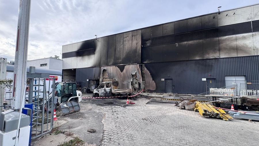 Sebuah kendaraan yang hangus terbakar berada di lokasi konstruksi di area gardu induk saat polisi menyelidiki kebakaran di gardu transformator tersebut—sebuah peristiwa yang semakin meningkatkan kekhawatiran keamanan terkait serangkaian serangan sabotase terhadap jaringan listrik Jerman—di Berlin, Jerman, pada 7 September 2026. Sebuah papan tanda bertuliskan