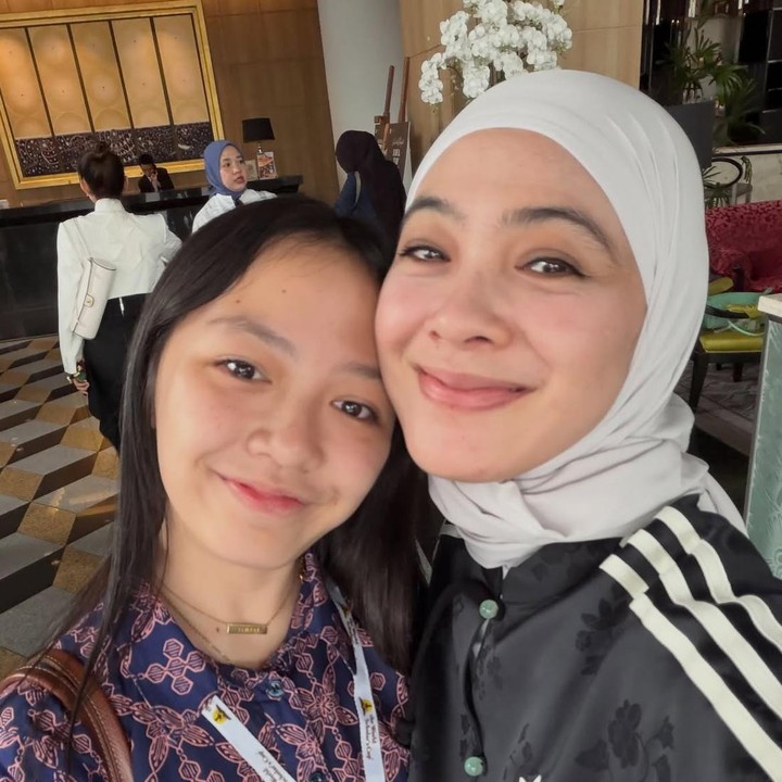 <p>Selama satu minggu lamanya, Btari Embun berkompetisi bersama timnya dengan sekolah-sekolah dari berbagai negara. Kompetisi ini&nbsp;merupakan tahapan lanjutan dari kegiatan World Scholars Cup 2026.&nbsp; (Foto: Instagram @dianayulestari)</p>