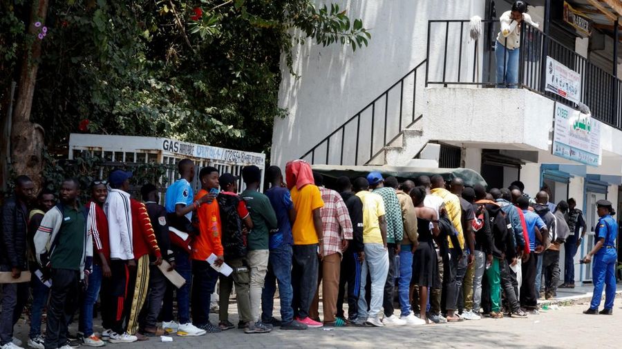 Seorang petugas polisi berjaga saat warga negara Burundi mengantre di luar sebuah warnet untuk mengurus dokumen perjalanan agar dapat kembali ke Burundi, setelah Presiden Kenya William Ruto memerintahkan penertiban terhadap pedagang skala kecil dari luar negeri, di Nairobi, Kenya, 7 September 2026. Seorang petugas polisi berjaga saat warga negara Burundi mengantre di luar sebuah warnet untuk mengurus dokumen perjalanan agar dapat kembali ke Burundi, setelah Presiden Kenya William Ruto memerintahkan penertiban terhadap pedagang skala kecil dari luar negeri, di Nairobi, Kenya, 7 September 2026.